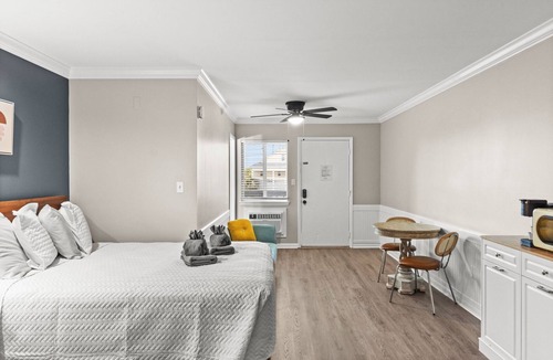 Carolina Beach Hotel | Double Queen Room Hotel- 2 Pools, Near Beach/Boardwalk, No Pets Allowed