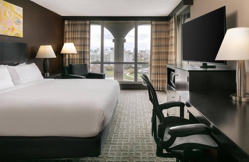 Dallas Design District Hotel | DoubleTree by Hilton Dallas - Market Center