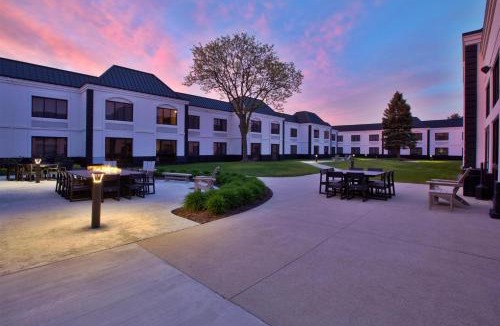 Novi Hotel | DoubleTree by Hilton Hotel Detroit Novi