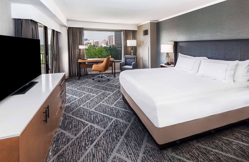 South Tulsa Hotel | DoubleTree by Hilton Tulsa - Warren Place