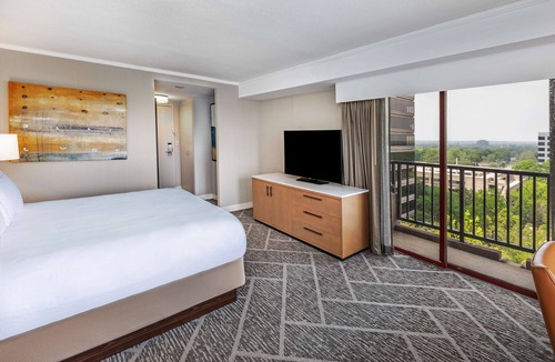 South Tulsa Hotel | DoubleTree by Hilton Tulsa - Warren Place