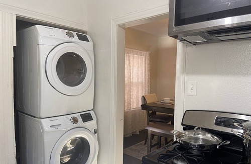 South Central Houston Apartment | downtown 2 king sized beds 3 TVS free parking