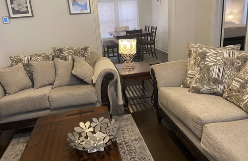 South Central Houston Apartment | downtown 2 king sized beds 3 TVS free parking