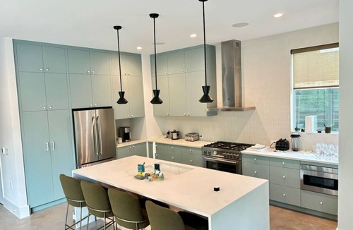 Bouldin House | Downtown 6 bedroom house with pool. Walk to ACL