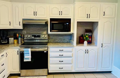 East Riverdale Apartment | Downtown Access Huge Backyard Free Parking