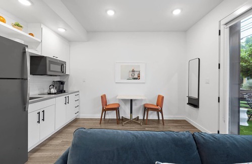 East Cesar Chavez Apartment | Downtown Austin Studio -Queen & Sofa Bed-Patio