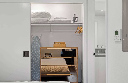 East Cesar Chavez Apartment | Downtown Austin Studio -Queen & Sofa Bed-Patio