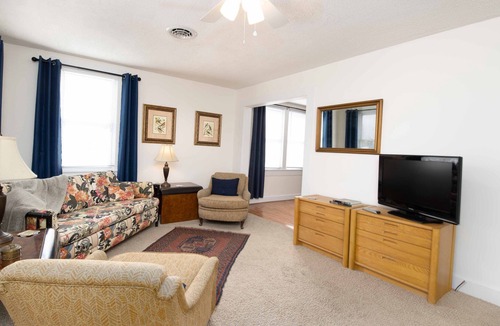 Burnsville Cottage | Downtown Burnsville, NC, Walk to everything from the property, Food, Bars, Music