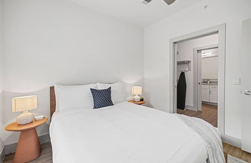 Waller Creek District Hotel | Downtown Comfort | Fully Equipped Unit Near Rainey St. & Local Hotspots