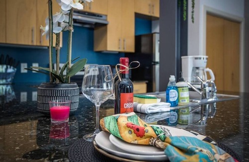 Downtown Fort Worth Apartment | Downtown Fort Worth I Upscale Industrial Loft