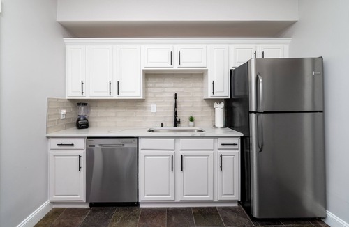Westside House | Downtown - Glam Room + Patio & Fire Pit!