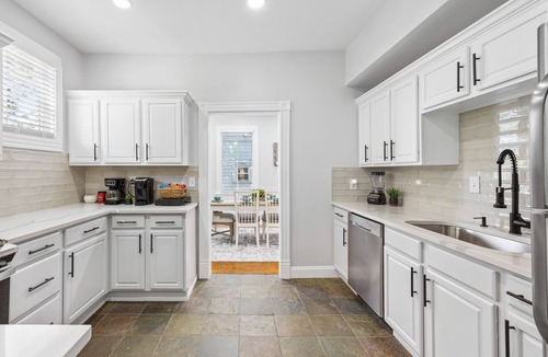 Westside House | Downtown - Glam Room + Patio & Fire Pit!