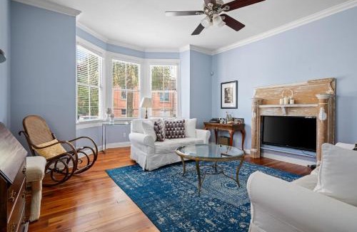 Downtown Charleston House | Downtown Grill Sleeps 6 Steps from King St