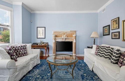 Downtown Charleston House | Downtown Grill Sleeps 6 Steps from King St