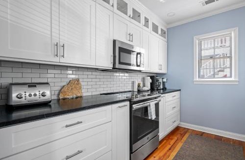 Downtown Charleston House | Downtown Grill Sleeps 6 Steps from King St