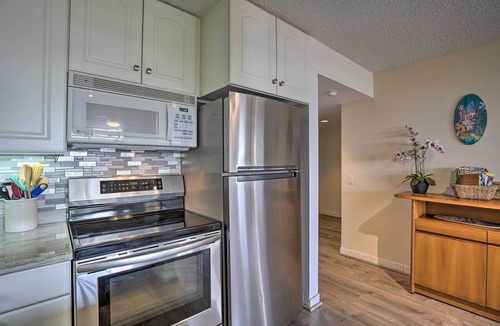 Historic Kailua Village Condo | Downtown Kona Condo w/Pool Access: Walk to Beach!