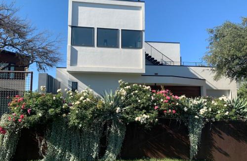 Riverside House | Downtown Modern With A View