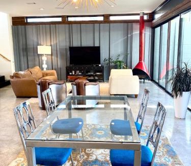Riverside House | Downtown Modern With A View