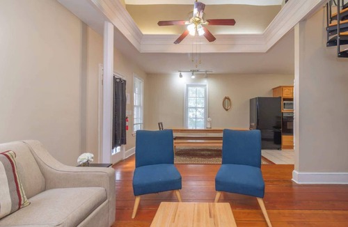 Columbus House | Downtown, Moments from Riverwalk-Broadway Bungalow
