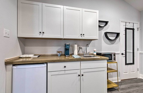 Ocean Springs Apartment | Downtown Ocean Springs Retreat: 1 Mi to Beach!