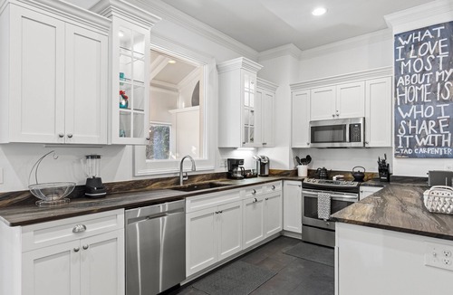 Historic Downtown Savannah House | Downtown Retreat on Historic Jones Street | Heated Pool Access | By Southern Belle