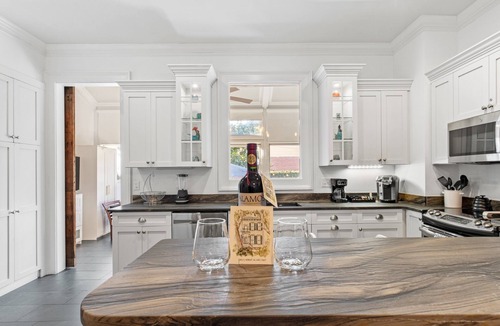 Historic Downtown Savannah House | Downtown Retreat on Historic Jones Street | Heated Pool Access | By Southern Belle