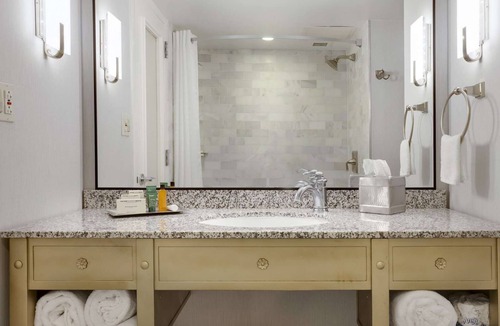 Historic Downtown Savannah Hotel | Downtown Savannah | Pool. Bar + Pet Friendly Stay