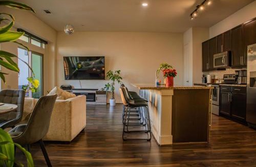 Bouldin Apartment | Downtown views by the Lake