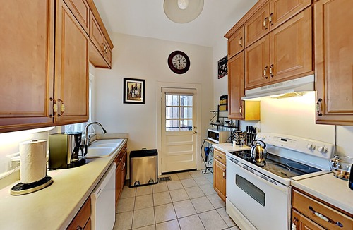 Thomas Square Apartment | Drayton Place 2 | Full Kitchen & Park-View Patio | Walk to Downtown Eateries