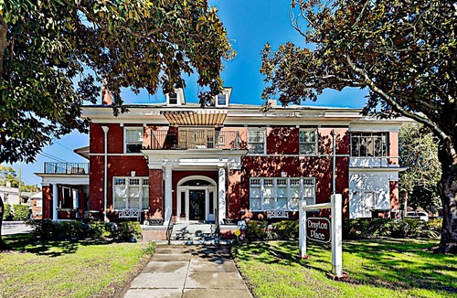 Thomas Square Apartment | Drayton Place 2 | Full Kitchen & Park-View Patio | Walk to Downtown Eateries