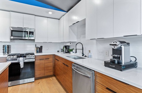 MLK House | Dream Stay w/Pool & Hotub for up to 20 Guests, Mins to DT Austin!