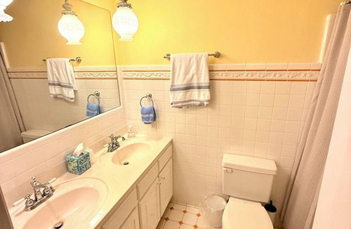 Dublin Bed & Breakfast | Dublin Farm - Stay in comfort at this beautiful 6-bedroom bed breakfast 1 K bed