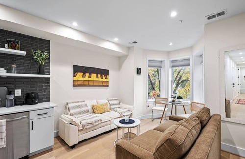 Dupont Circle Apartment | DuPont Circle apt sleeps 6 free street parking