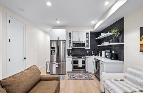 Dupont Circle Apartment | DuPont Circle apt sleeps 6 free street parking