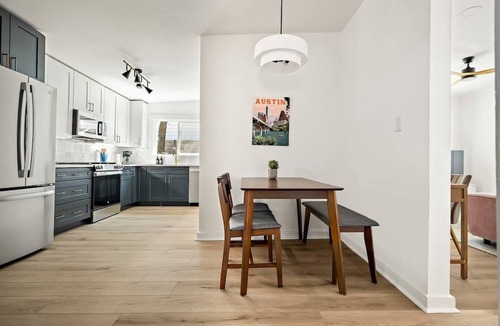Chestnut House | E ATX Bungalow | Cowboy Pool, Fire Pit and Grill