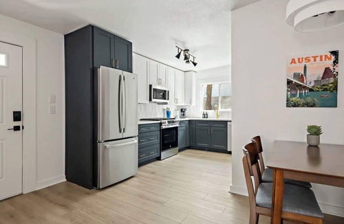 Chestnut House | E ATX Bungalow | Cowboy Pool, Fire Pit and Grill