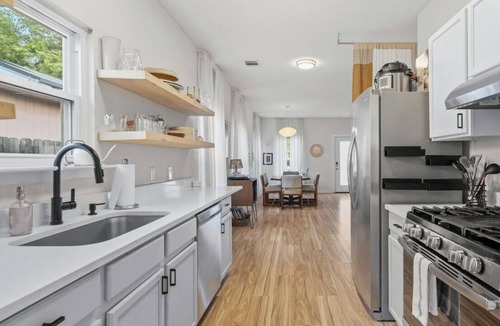 East MLK House | E Austin Local - Cool Craftsman Steps to Coffee + Music, Easy Drive to Downtown!