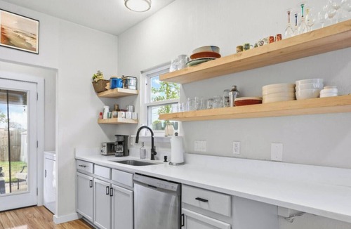 East MLK House | E Austin Local - Cool Craftsman Steps to Coffee + Music, Easy Drive to Downtown!