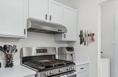 East MLK House | E Austin Local - Cool Craftsman Steps to Coffee + Music, Easy Drive to Downtown!