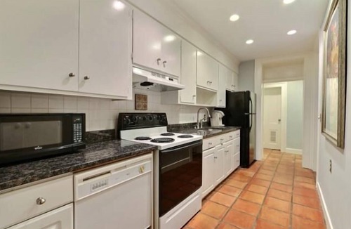 Historic Downtown Savannah Apartment | E Jones St Luxury Garden Apartment-Dog Friendly!