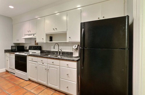 Historic Downtown Savannah Apartment | E Jones St Luxury Garden Apartment-Dog Friendly!