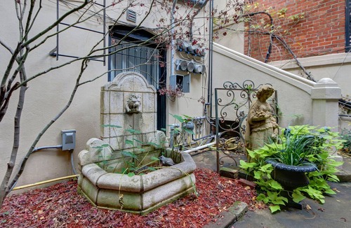 Historic Downtown Savannah Apartment | E Jones St Luxury Garden Apartment-Dog Friendly!