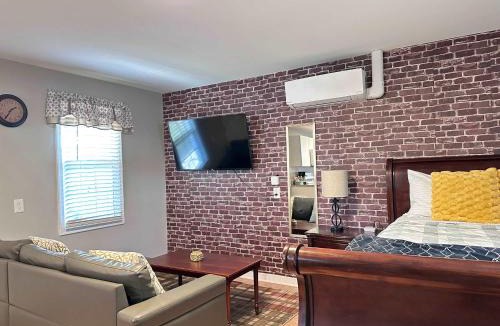 Museum District House | E3 Centrally located in Carytown fully fenced