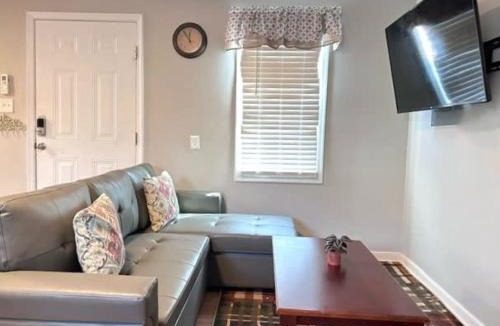 Museum District House | E3 Centrally located in Carytown fully fenced