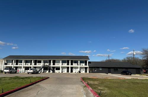 Gun Barrel City Hotel | Eagle Inn