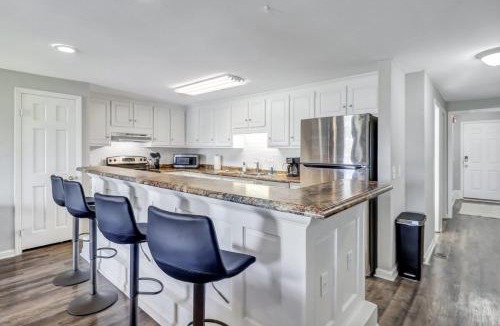 Statesboro Apartment | Eagle's Landing Loft-Downtown Above Bull & Barrel
