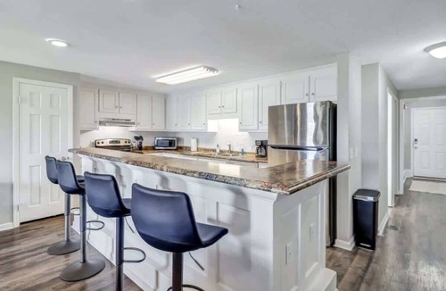 Statesboro Apartment | Eagle's Landing Loft-Downtown, Above Bull & Barrel