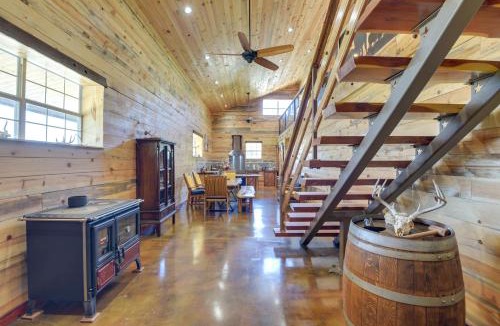 Early House | Early Cabin w/Deck ~ 20 Mi to Lake Brownwood!