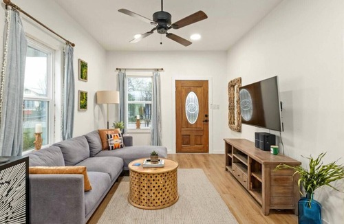 Central East Austin House | East 6th St Home with Private Sauna