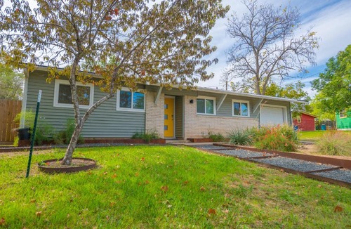 Pecan Springs Springdale House | East Austin 3BR 5 miles to downtown/UT stadium/Moody/SXSW. Large yard, pets Ok.
